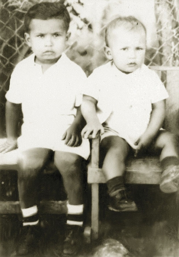 چاوز در کنار برادرش ادان